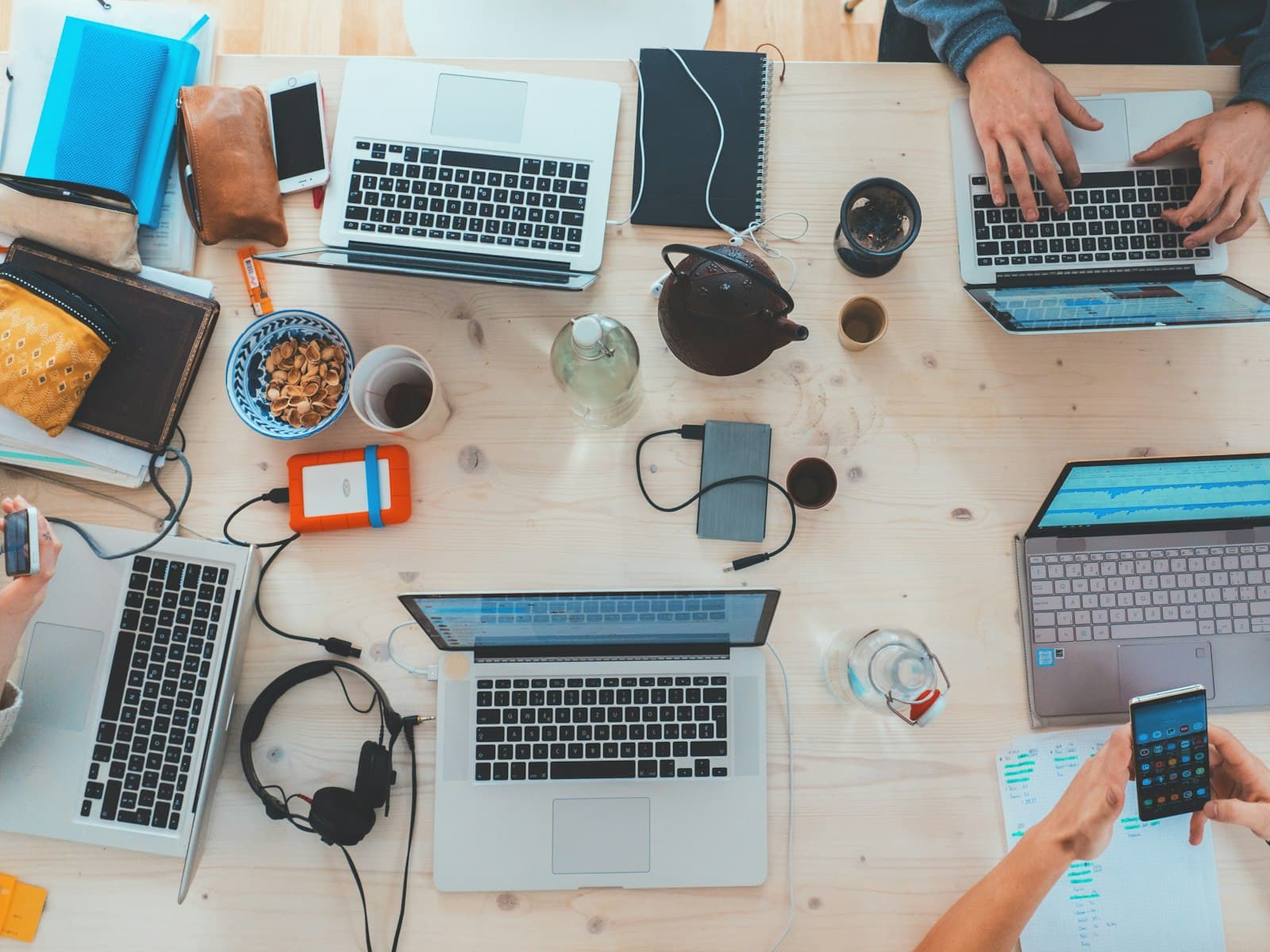 Sejumlah laptop tertata di atas meja kerja