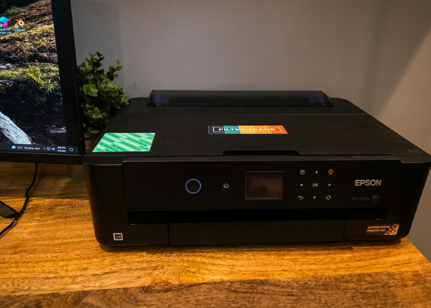 Printer kantor di atas meja kerja