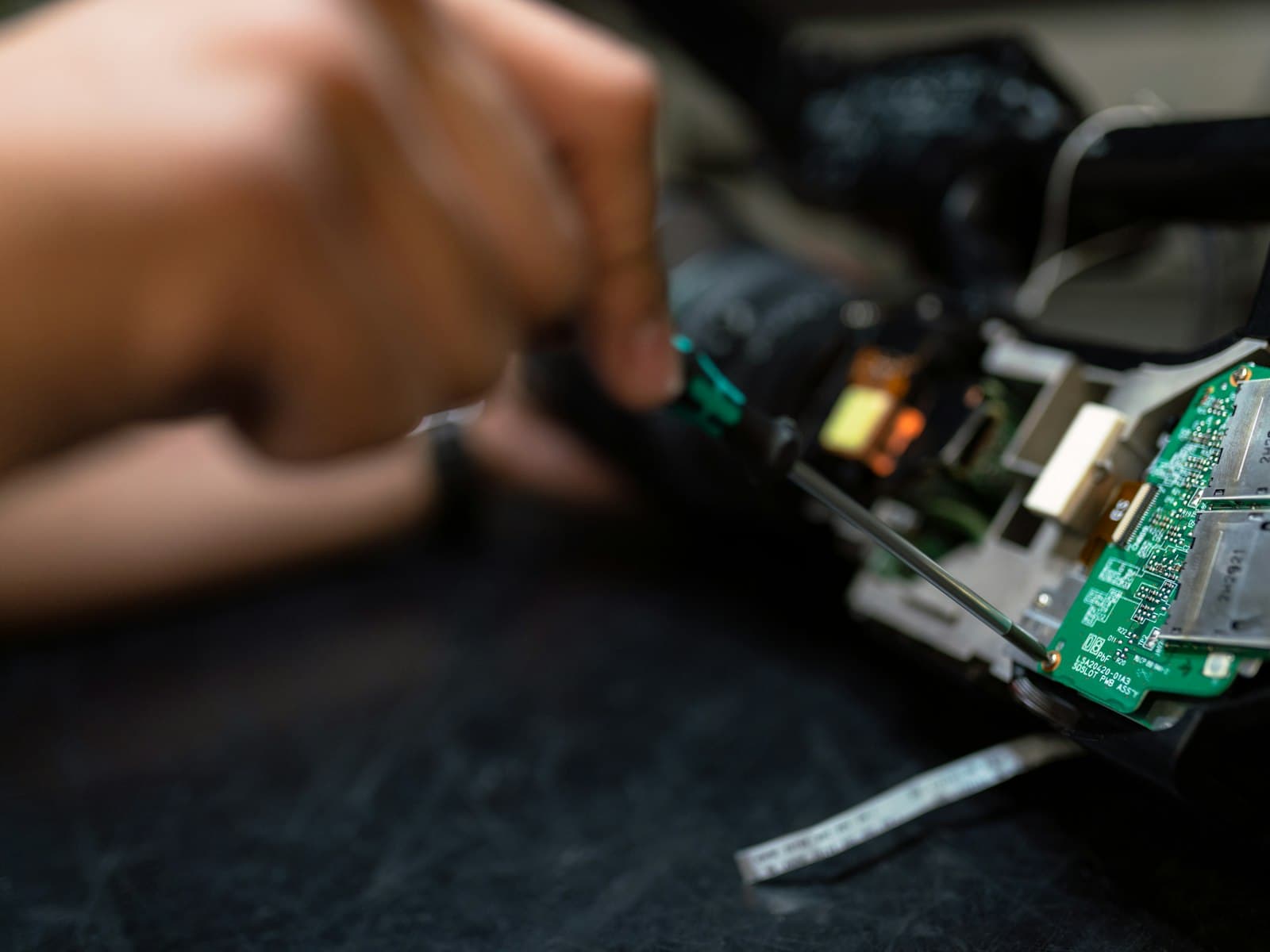 Pengerjaan komponen perangkat elektronik